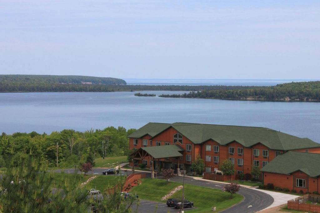 Holiday Inn Express Munising-Lakeview Hotel By Ihg Ngoại thất bức ảnh