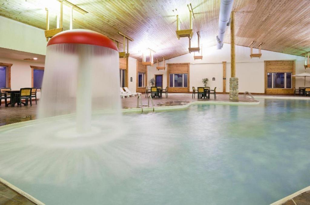 Holiday Inn Express Munising-Lakeview Hotel By Ihg Ngoại thất bức ảnh